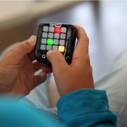TapTap es un divertido juguete electrónico táctil, que cabe en la palma de la mano Bandai FC18116