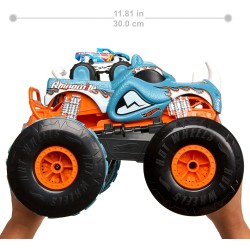 Niños y niñas se encargan de destrozarlo todo con el HW Transforming Rhinomite RC de Monster Trucks de Hot Wheels, un Monster Tr