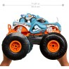 Niños y niñas se encargan de destrozarlo todo con el HW Transforming Rhinomite RC de Monster Trucks de Hot Wheels, un Monster Tr