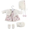 Conjunto Vestido para Muñeca de 42 cm blanco con lunares de Berbesa con gorro, rebeca, patucos