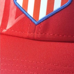 Gorra Atlético de Madrid roja ajustable talla adulto escudo bordado producto oficial