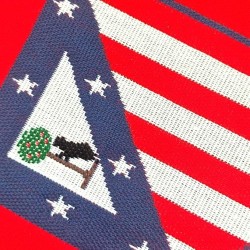 Bufanda Club Atlético de Madrid fondo rojo escudos color laterales tamaño 150x20cm producto oficial.