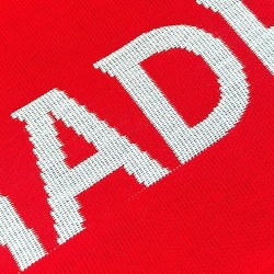 Bufanda Club Atlético de Madrid fondo rojo escudos color laterales tamaño 150x20cm producto oficial.