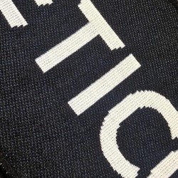 Bufanda Club Atlético de Madrid fondo negro escudos color laterales tamaño 150x20cm producto oficial.