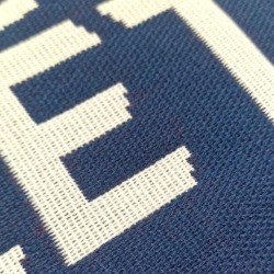 Bufanda Club Atlético de Madrid fondo azul escudos color laterales tamaño 150x20cm producto oficial.