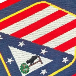 Bufanda Club Atlético de Madrid fondo azul escudos color laterales tamaño 150x20cm producto oficial.