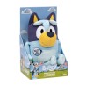 Bluey parlante de 33 cm, Peluche multilingüe parlante con 9 Frases y la canción de la Serie, Habla en 3 Idiomas Diferentes