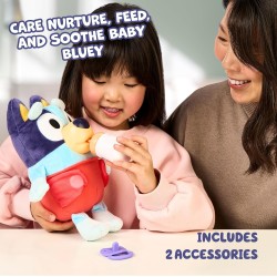 Bluey Bebé mimos y cuidados, 28 cm con 10 Sonidos de bebé Diferentes, 2 Accesorios y pañal extraíble