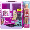 Barbie Armario portátil para Ropa de muñeca, Incluye 3 Looks completos, 6 Perchas y muñeca +3 años Mattel HJL66