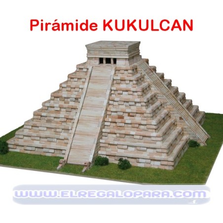 Maqueta Templo de Kukulcán pirámide Chichen Itzá - México